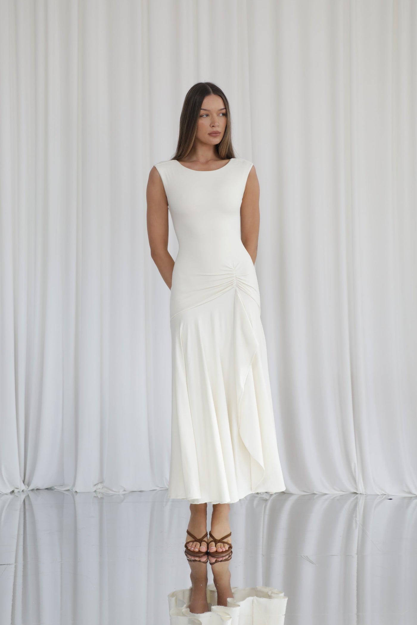 Ellie – Wears a size S. Usual size: UK 8 | US 4 | EU 36. Height: 5'10" (178 cm). Bust: 83 cm. Waist: 61 cm. Hips: 91 cm.