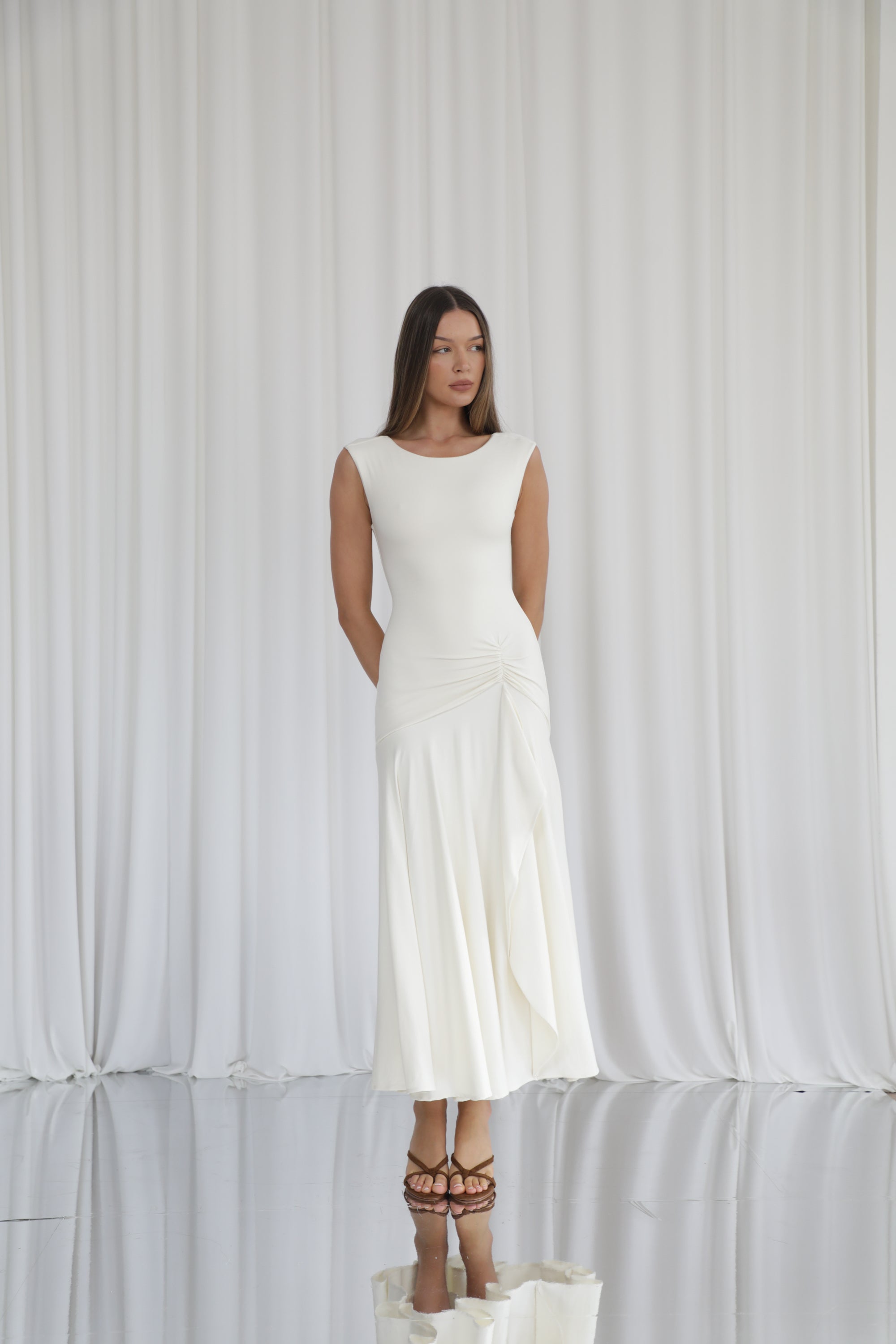Ellie – Wears a size S. Usual size: UK 8 | US 4 | EU 36. Height: 5'10" (178 cm). Bust: 83 cm. Waist: 61 cm. Hips: 91 cm.