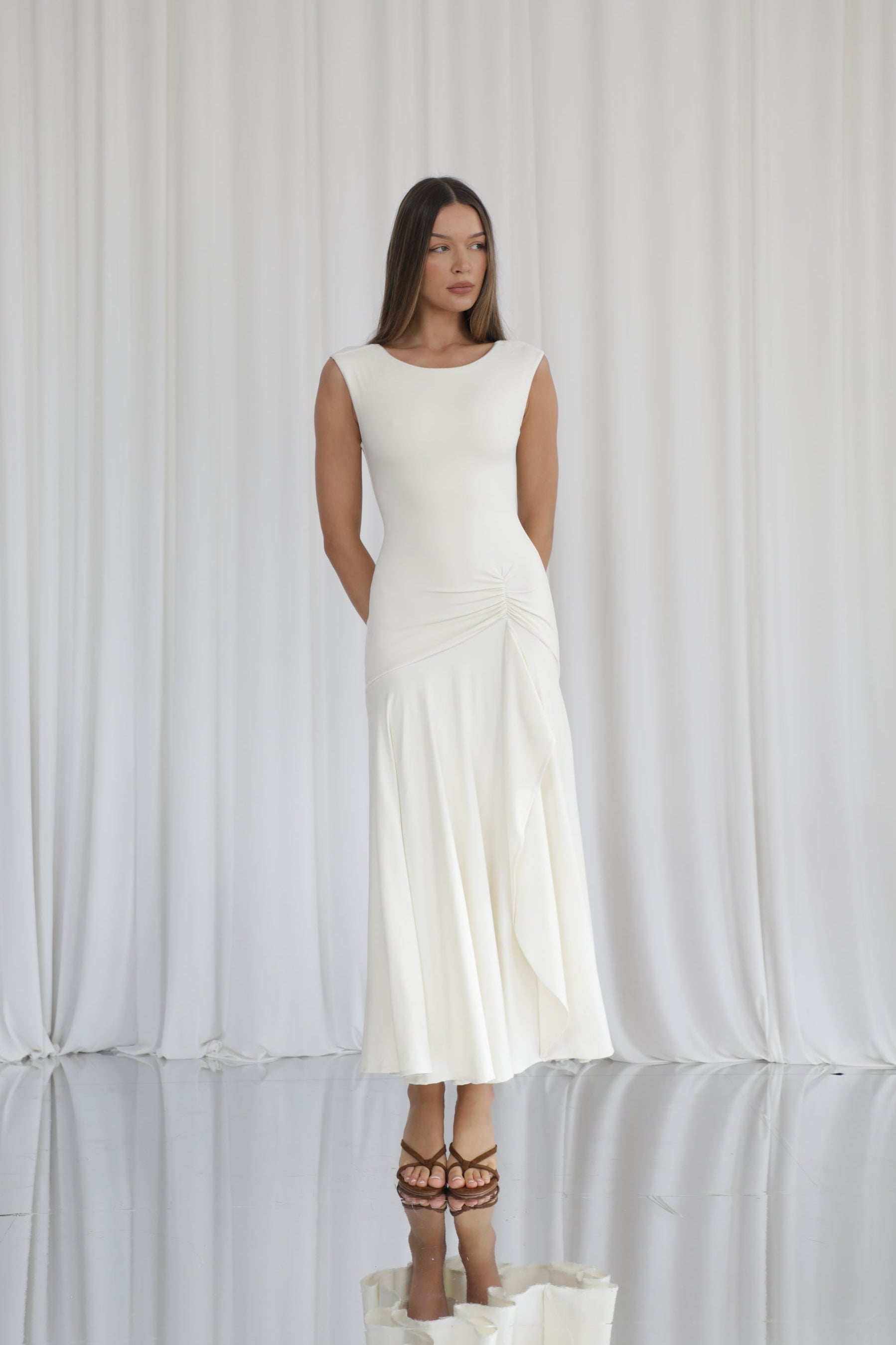 Ellie – Wears a size S. Usual size: UK 8 | US 4 | EU 36. Height: 5'10" (178 cm). Bust: 83 cm. Waist: 61 cm. Hips: 91 cm.