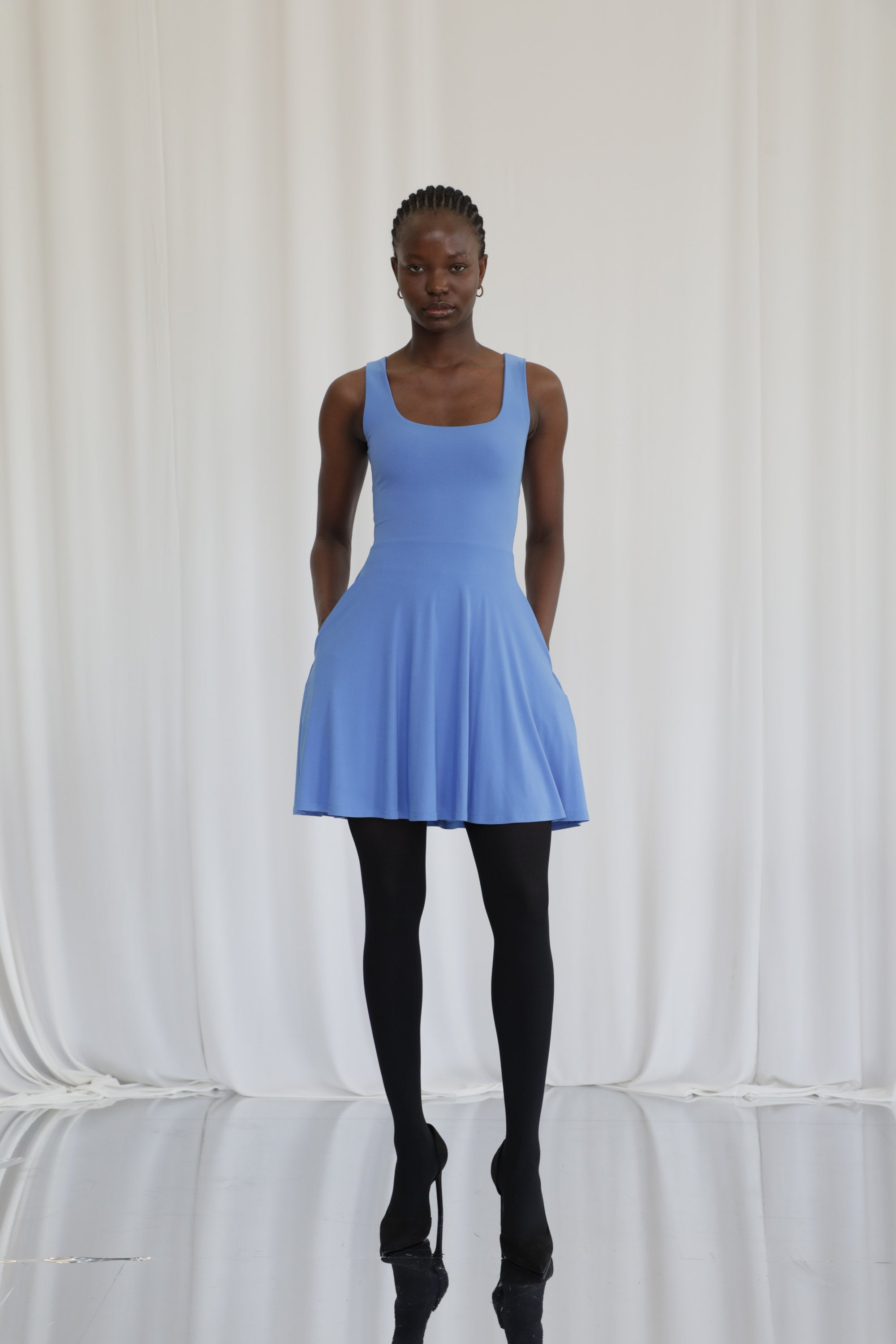 Jennifer – Wears a size XS. Usual size: UK 6–8 | US 2–4 | EU 34–36. Height: 5'9" (175 cm). Bust: 81 cm. Waist: 60 cm. Hips: 86 cm.