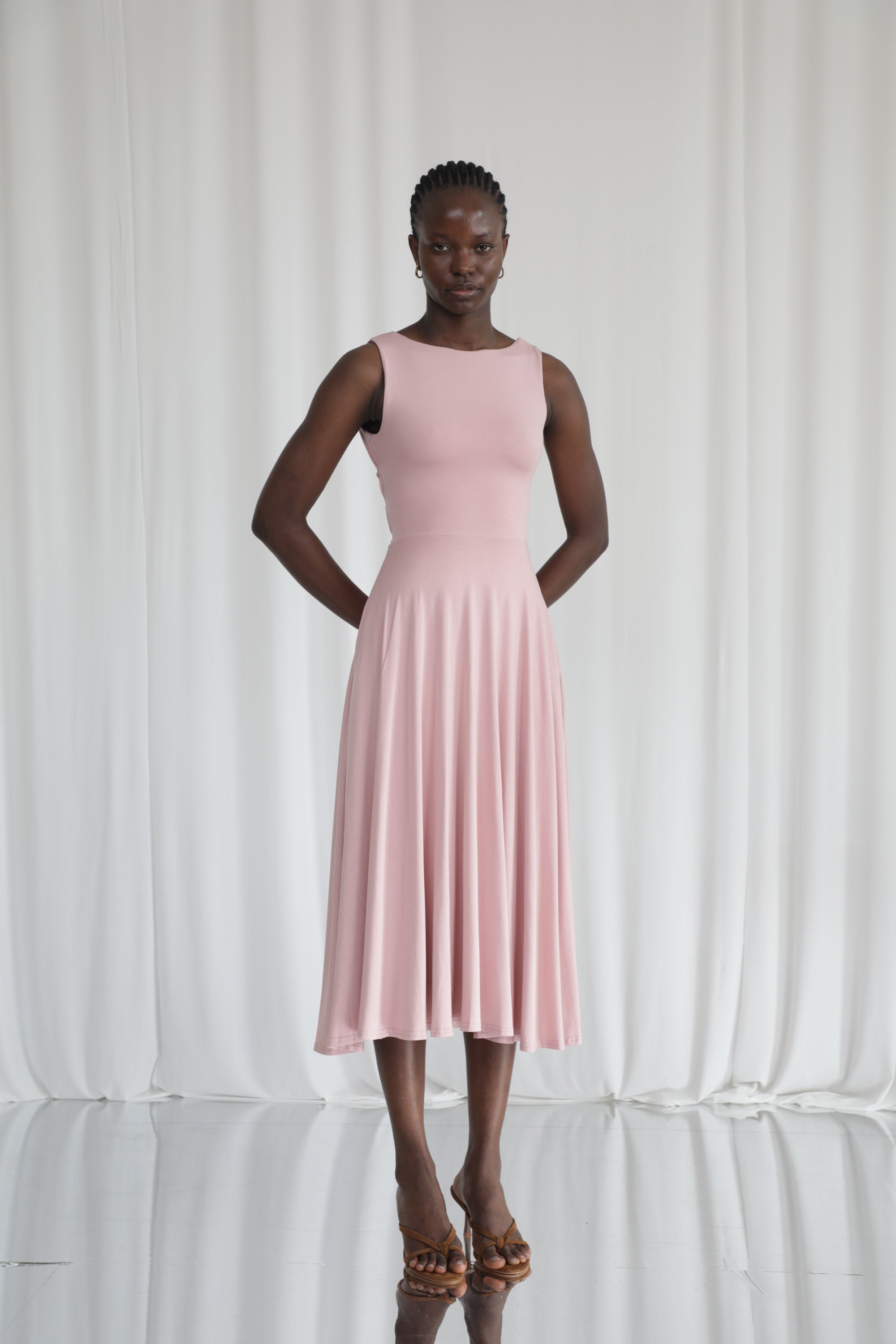 Jennifer – Wears a size XS. Usual size: UK 6–8 | US 2–4 | EU 34–36. Height: 5'9" (175 cm). Bust: 81 cm. Waist: 60 cm. Hips: 86 cm.