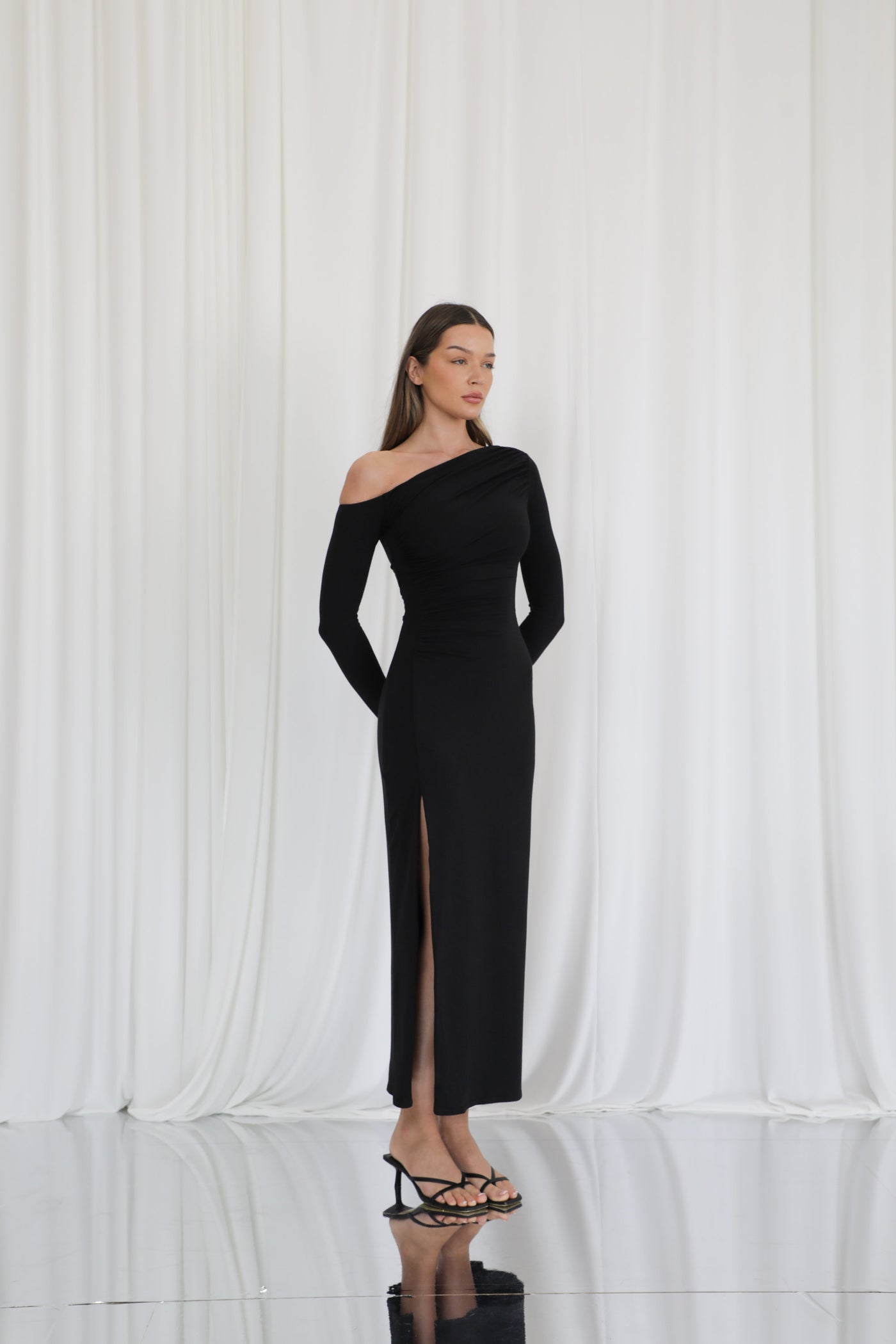 Ellie – Wears a size S. Usual size: UK 8 | US 4 | EU 36. Height: 5'10" (178 cm). Bust: 83 cm. Waist: 61 cm. Hips: 91 cm.