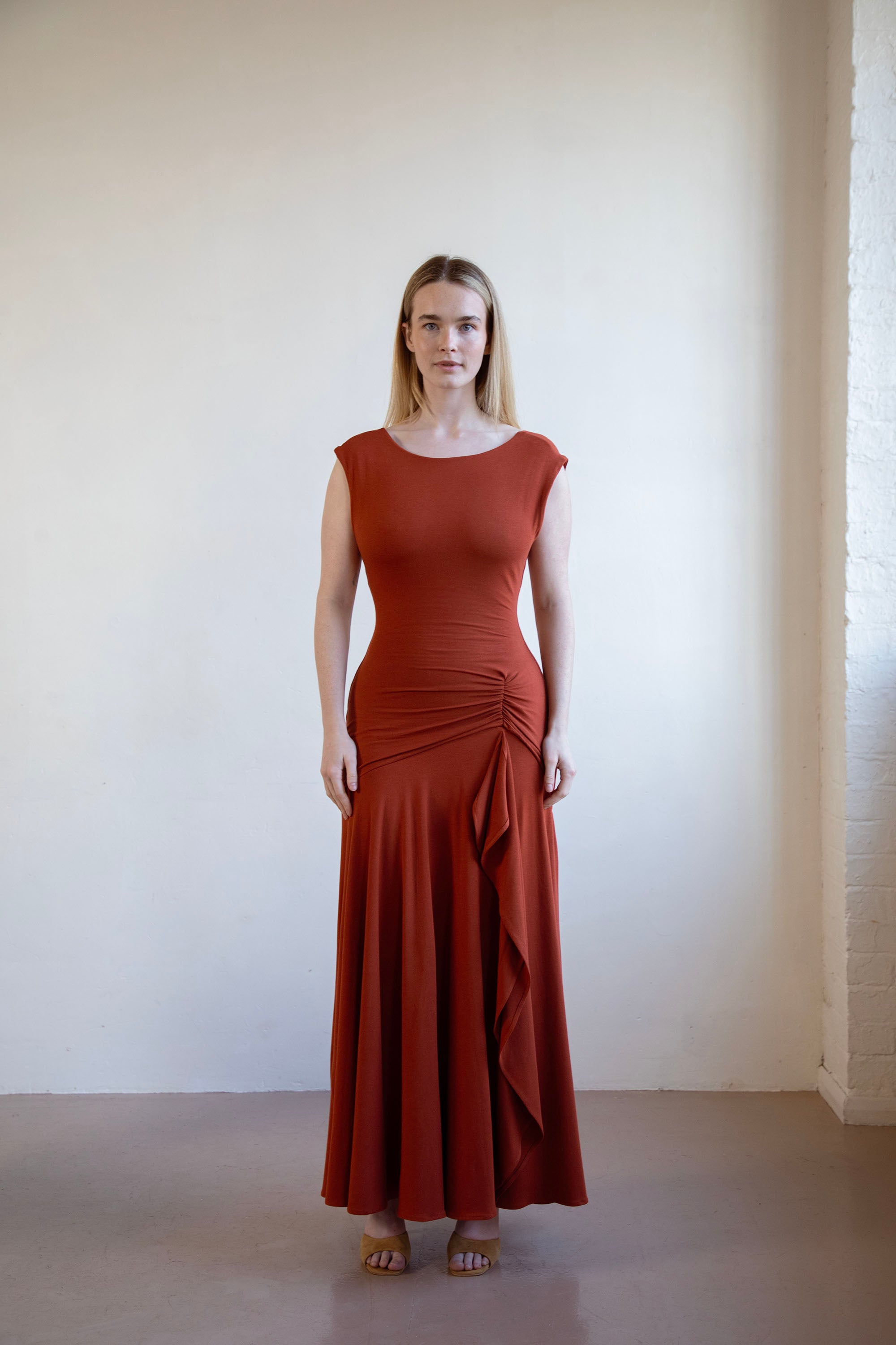 Imy – Wears a size M. Usual size: UK 10–12 | EU 38–40. Height: 5'8" (173 cm). Bust: 85 cm. Waist: 66 cm. Hips: 99 cm.