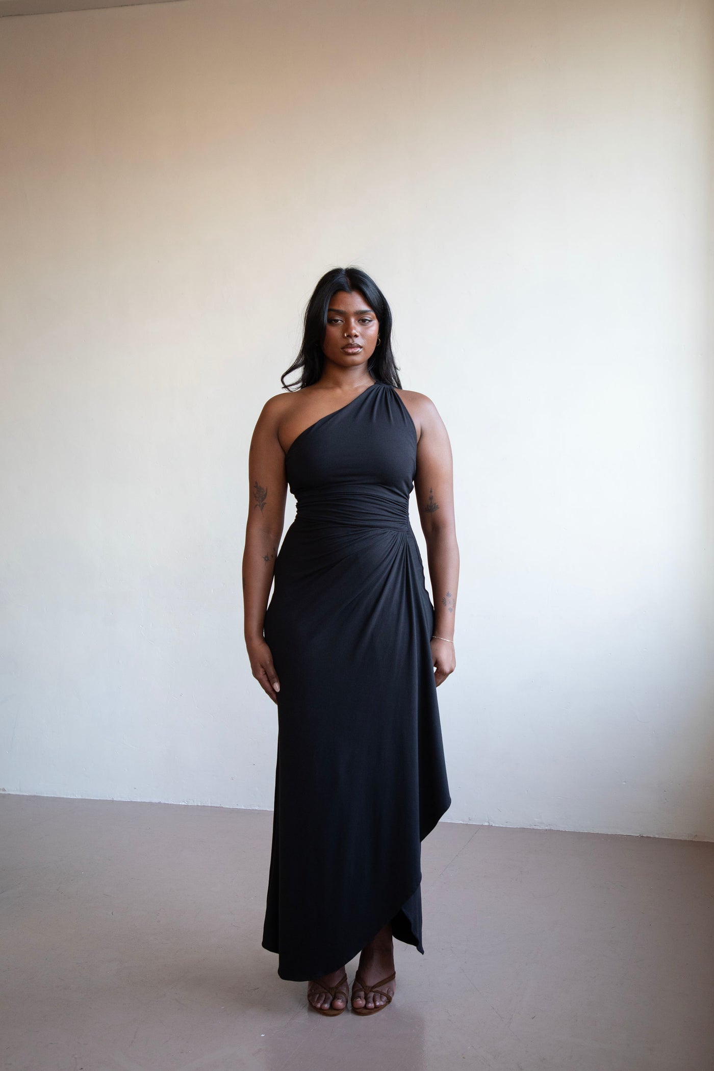 Tabitha – Wears a size S. Usual size: UK 12 | US 8 | EU 40. Height: 5'6" (167 cm). Bust: 91 cm. Waist: 76 cm. Hips: 109 cm.