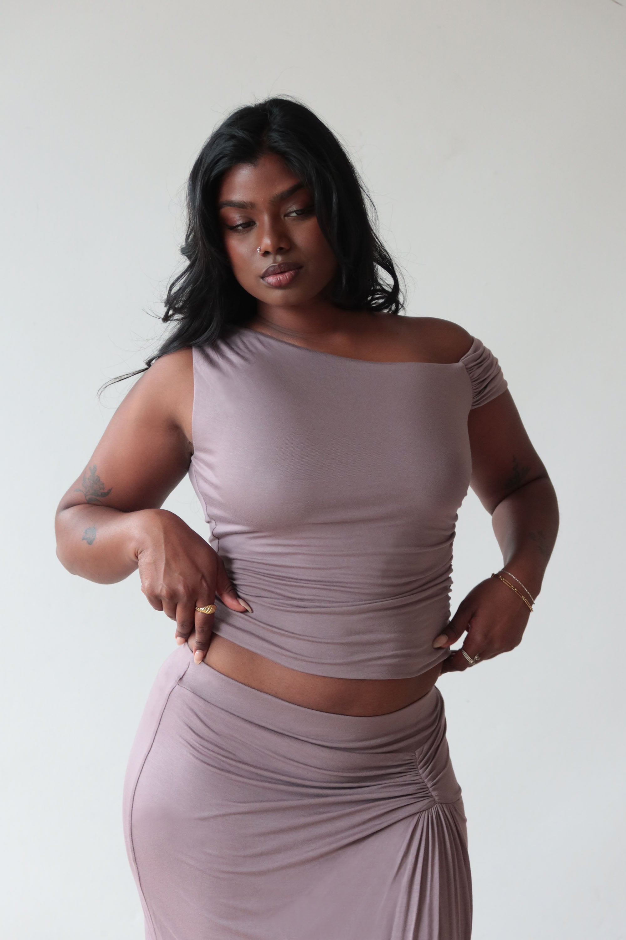Tabitha – Wears a size M. Usual size: UK 12 | US 8 | EU 40. Height: 5'6" (167 cm). Bust: 91 cm. Waist: 76 cm. Hips: 109 cm.