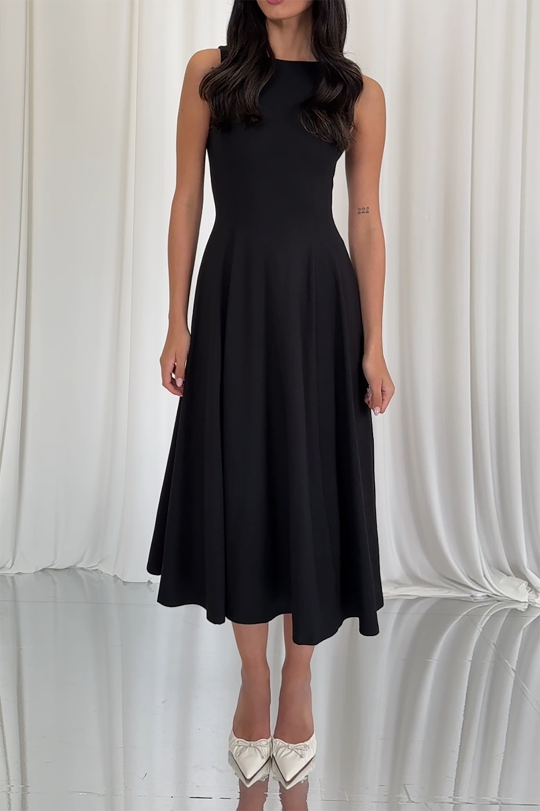 Athena - Wears a size XS. Usual size: UK 6-8 | US 2-4 | EU 34-36. Height: 5’10” (178cm). Bust: 86 cm. Waist: 62 cm. Hips 92 cm.