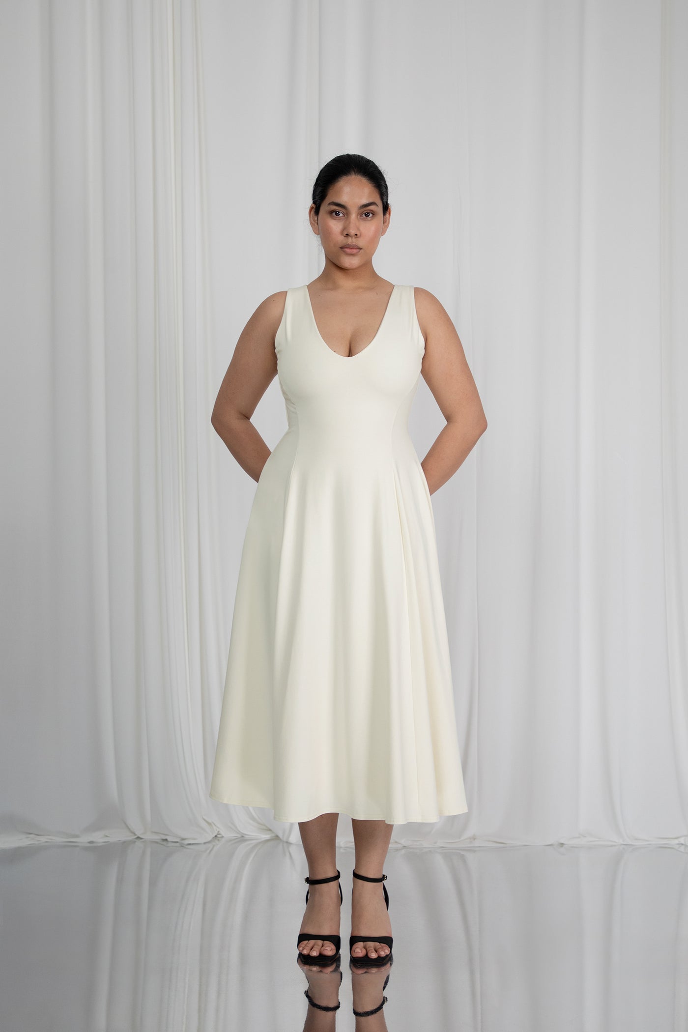Inaara – Wears a size L. Usual size: UK 16 | US 12 | EU 44. Height: 5'9½" (176 cm). Bust: 102 cm. Waist: 82 cm. Hips: 116 cm.