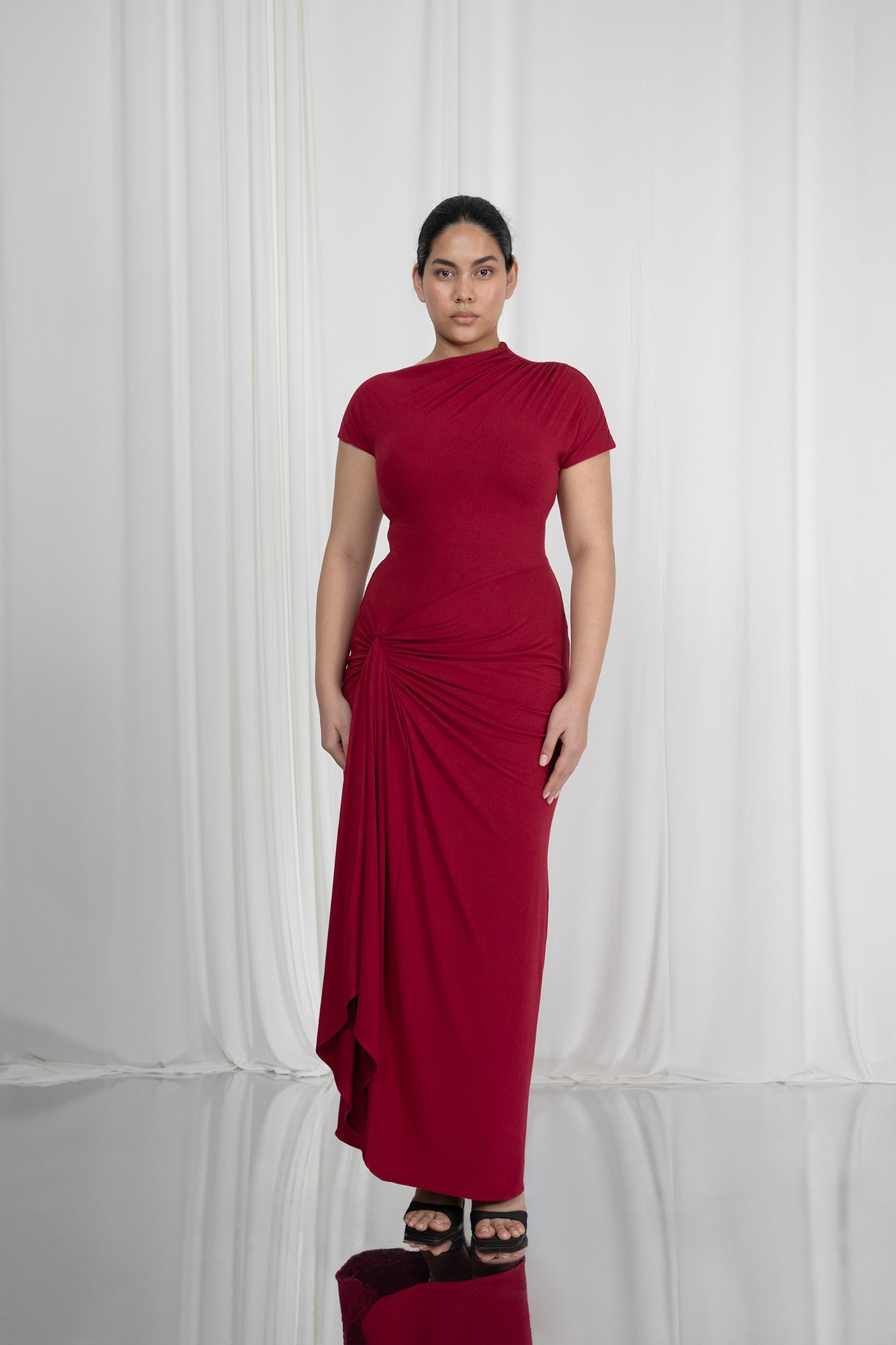 Inaara – Wears a size L. Usual size: UK 16 | US 12 | EU 44. Height: 5'9½" (176 cm). Bust: 102 cm. Waist: 82 cm. Hips: 116 cm.