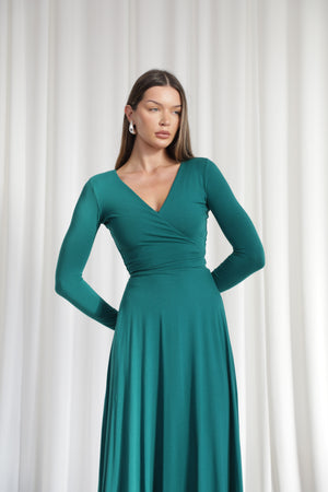 Ellie – Wears a size S. Usual size: UK 8 | US 4 | EU 36. Height: 5'10