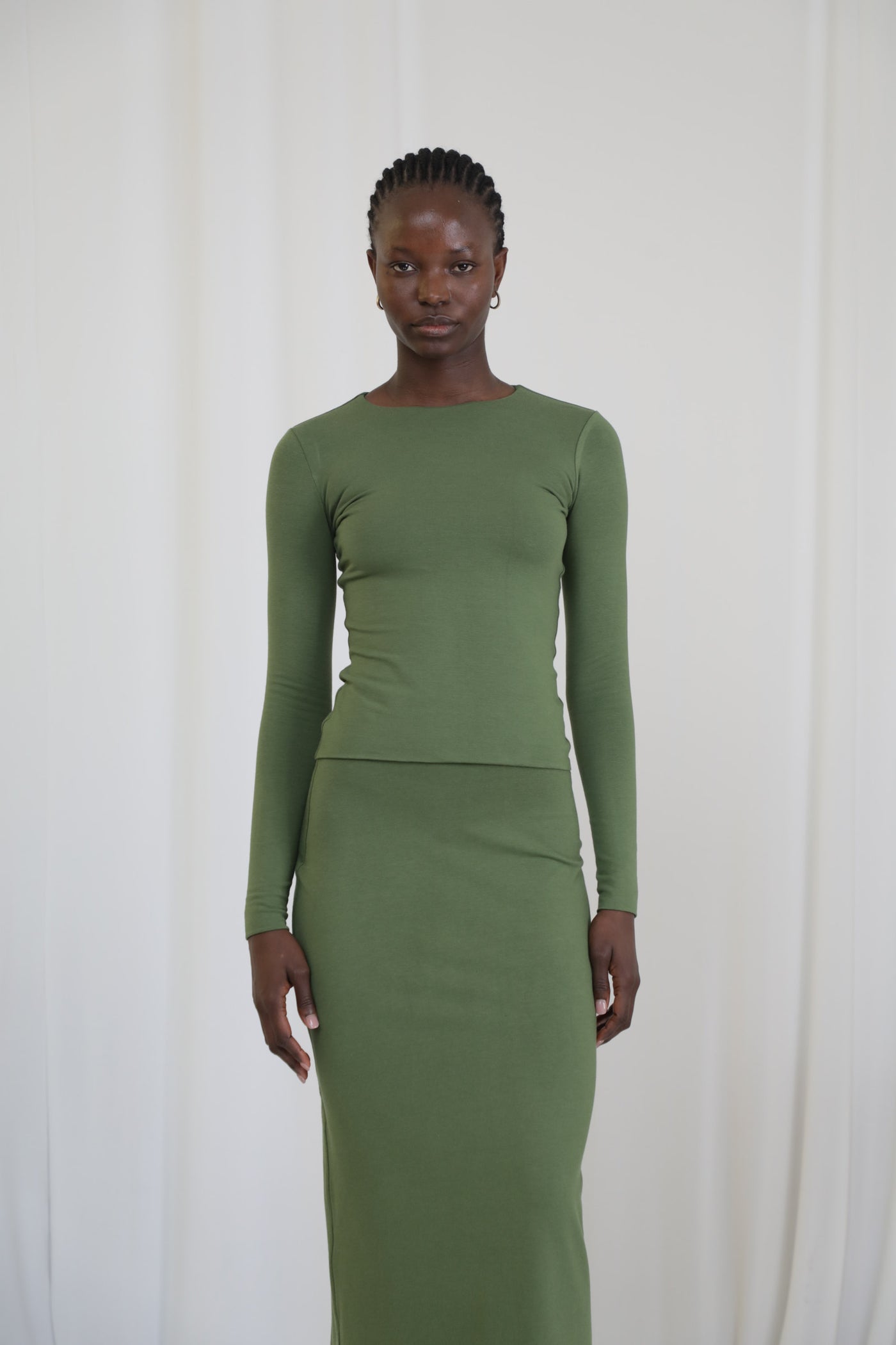 Jennifer – Wears a size XS. Usual size: UK 6–8 | US 2–4 | EU 34–36. Height: 5'9" (175 cm). Bust: 81 cm. Waist: 60 cm. Hips: 86 cm.