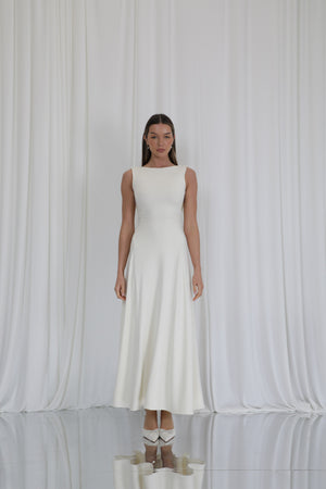 Ellie – Wears a size S. Usual size: UK 8 | US 4 | EU 36. Height: 5'10" (178 cm). Bust: 83 cm. Waist: 61 cm. Hips: 91 cm. 