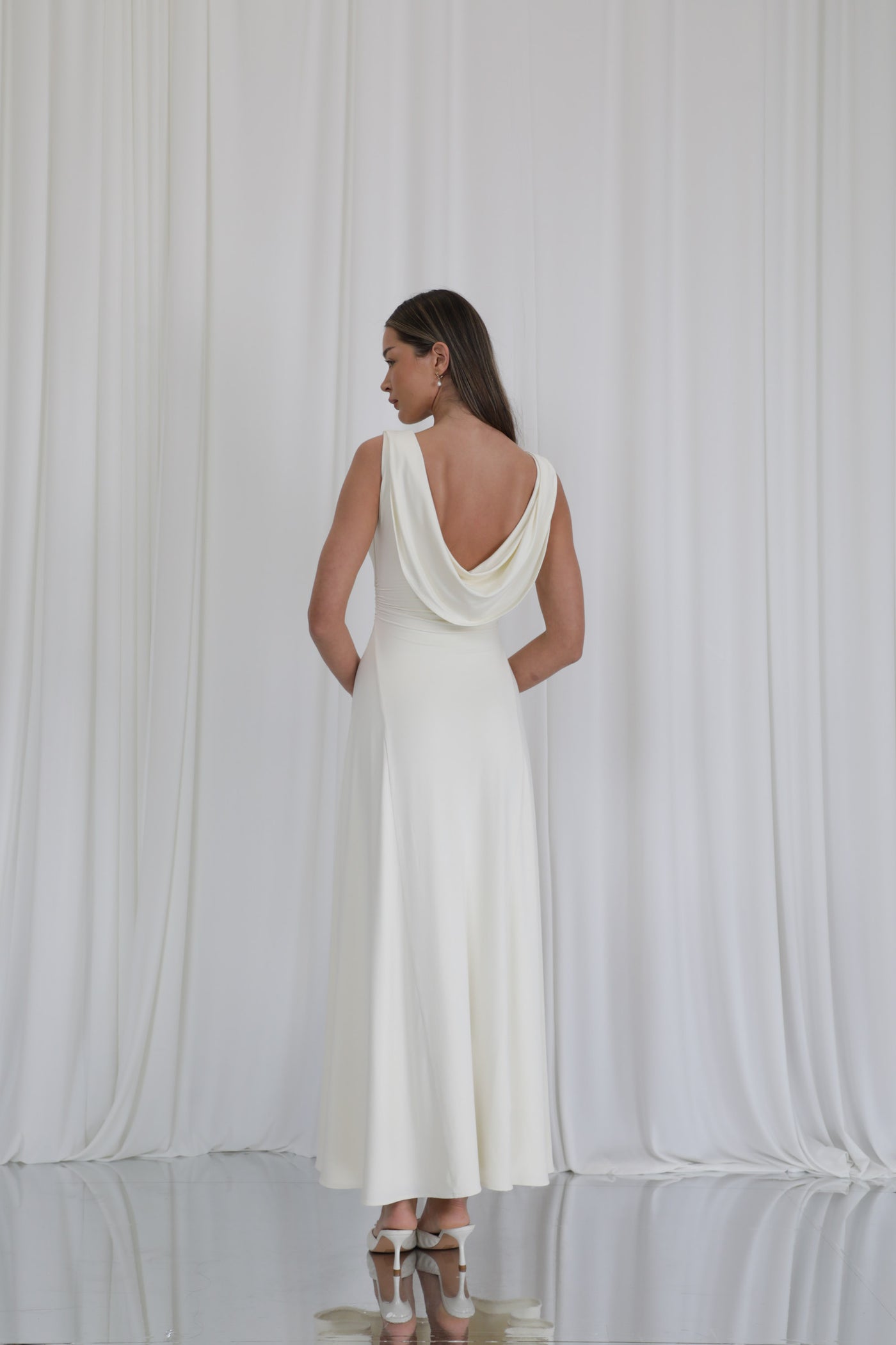 Ellie – Wears a size S. Usual size: UK 8 | US 4 | EU 36. Height: 5'10" (178 cm). Bust: 83 cm. Waist: 61 cm. Hips: 91 cm. 