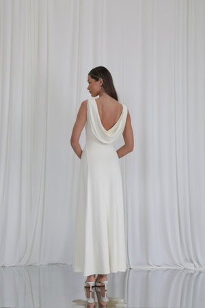 Ellie – Wears a size S. Usual size: UK 8 | US 4 | EU 36. Height: 5'10" (178 cm). Bust: 83 cm. Waist: 61 cm. Hips: 91 cm. 