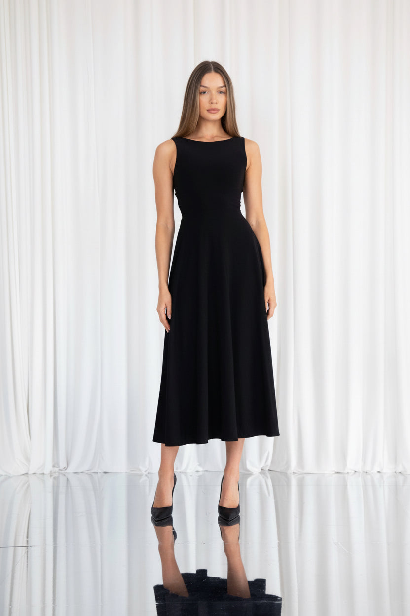 Ellie – Wears a size S. Usual size: UK 8 | US 4 | EU 36. Height: 5'10" (178 cm). Bust: 83 cm. Waist: 61 cm. Hips: 91 cm. 