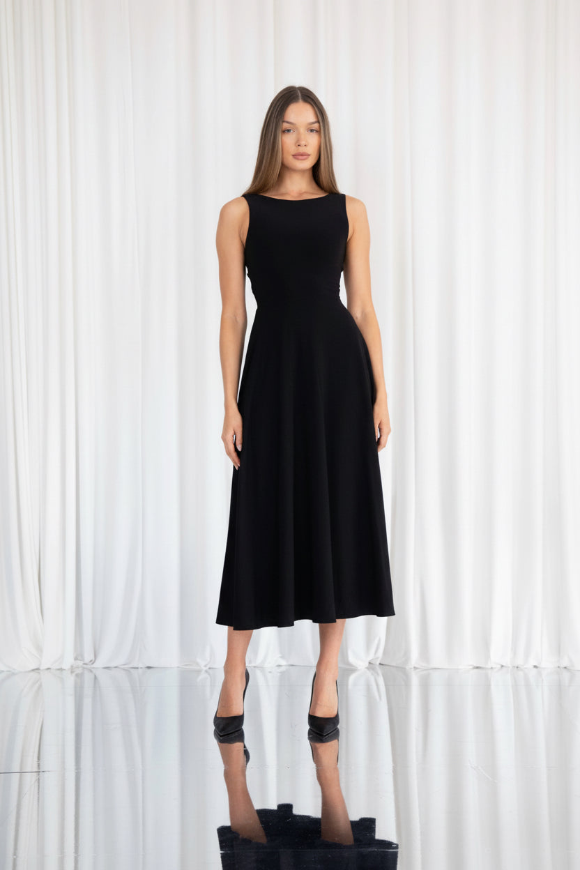 Ellie – Wears a size S. Usual size: UK 8 | US 4 | EU 36. Height: 5'10" (178 cm). Bust: 83 cm. Waist: 61 cm. Hips: 91 cm. 