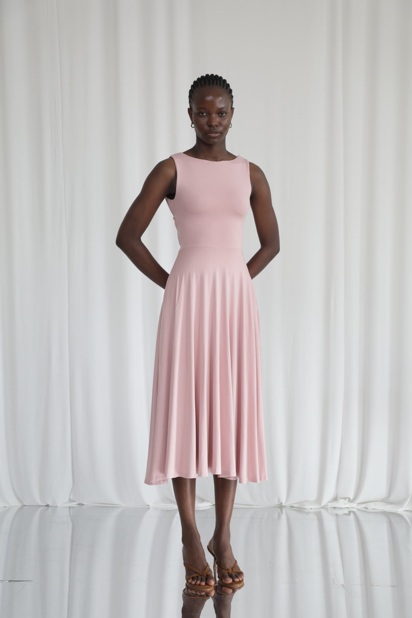 Jennifer – Wears a size XS. Usual size: UK 6–8 | US 2–4 | EU 34–36. Height: 5'9" (175 cm). Bust: 81 cm. Waist: 60 cm. Hips: 86 cm.
