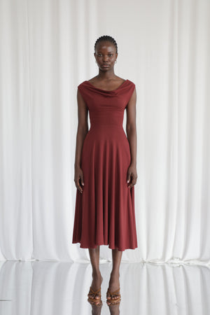 Jennifer – Wears a size XS. Usual size: UK 6–8 | US 2–4 | EU 34–36. Height: 5'9" (175 cm). Bust: 81 cm. Waist: 60 cm. Hips: 86 cm.
