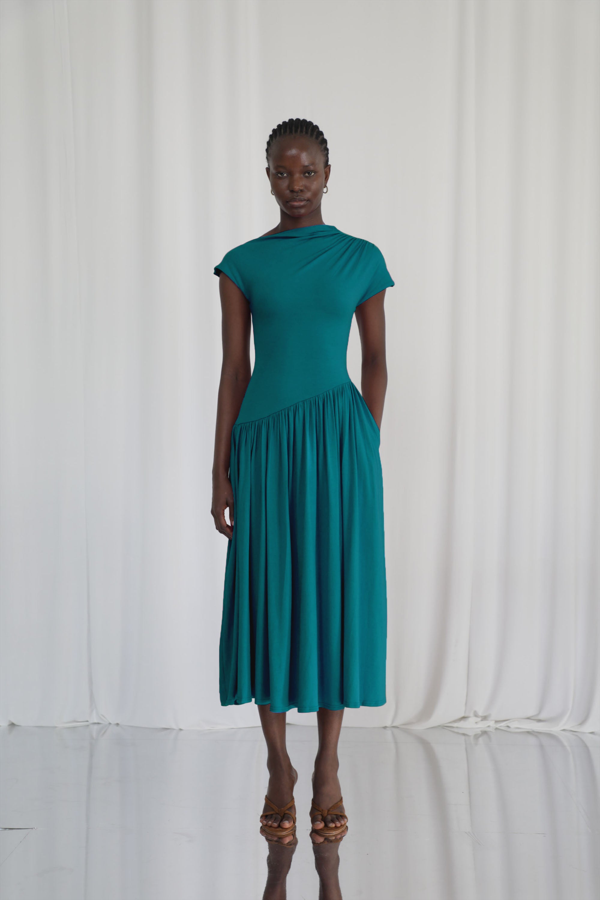 Jennifer – Wears a size XS. Usual size: UK 6–8 | US 2–4 | EU 34–36. Height: 5'9" (175 cm). Bust: 81 cm. Waist: 60 cm. Hips: 86 cm.