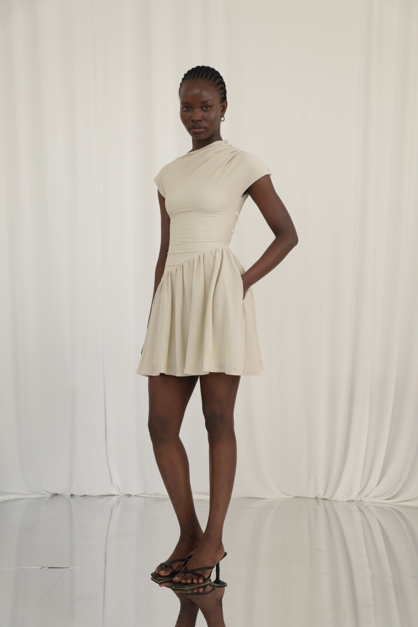 Jennifer – Wears a size XS. Usual size: UK 6–8 | US 2–4 | EU 34–36. Height: 5'9" (175 cm). Bust: 81 cm. Waist: 60 cm. Hips: 86 cm.