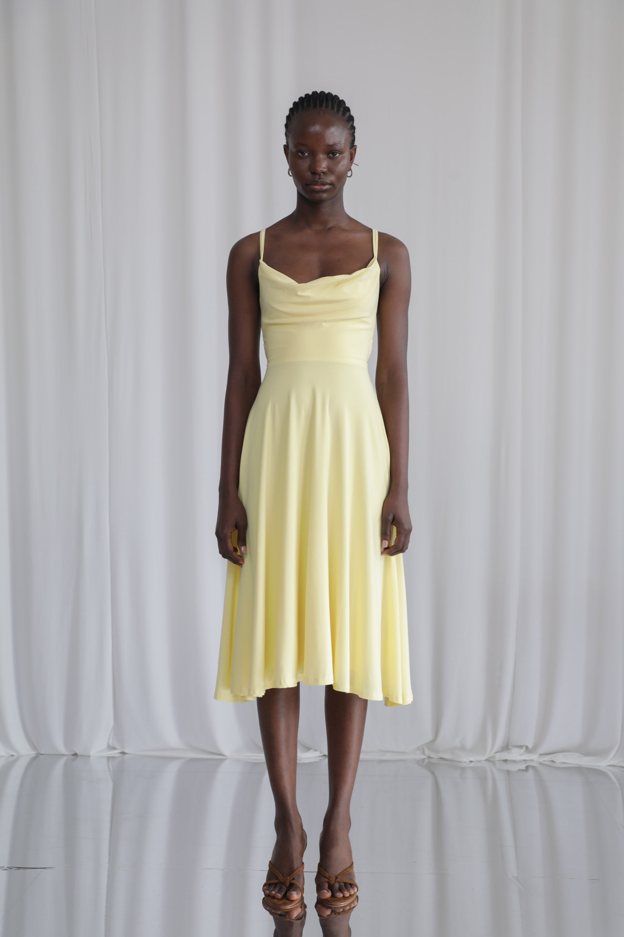 Jennifer – Wears a size XS. Usual size: UK 6–8 | US 2–4 | EU 34–36. Height: 5'9" (175 cm). Bust: 81 cm. Waist: 60 cm. Hips: 86 cm.