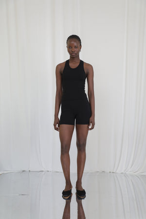 Jennifer – Wears a size XS. Usual size: UK 6–8 | US 2–4 | EU 34–36. Height: 5'9" (175 cm). Bust: 81 cm. Waist: 60 cm. Hips: 86 cm.