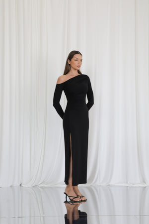 Ellie – Wears a size S. Usual size: UK 8 | US 4 | EU 36. Height: 5'10" (178 cm). Bust: 83 cm. Waist: 61 cm. Hips: 91 cm.