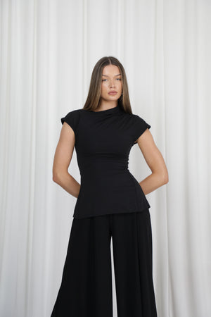 Ellie – Wears a size S. Usual size: UK 8 | US 4 | EU 36. Height: 5'10" (178 cm). Bust: 83 cm. Waist: 61 cm. Hips: 91 cm. 
