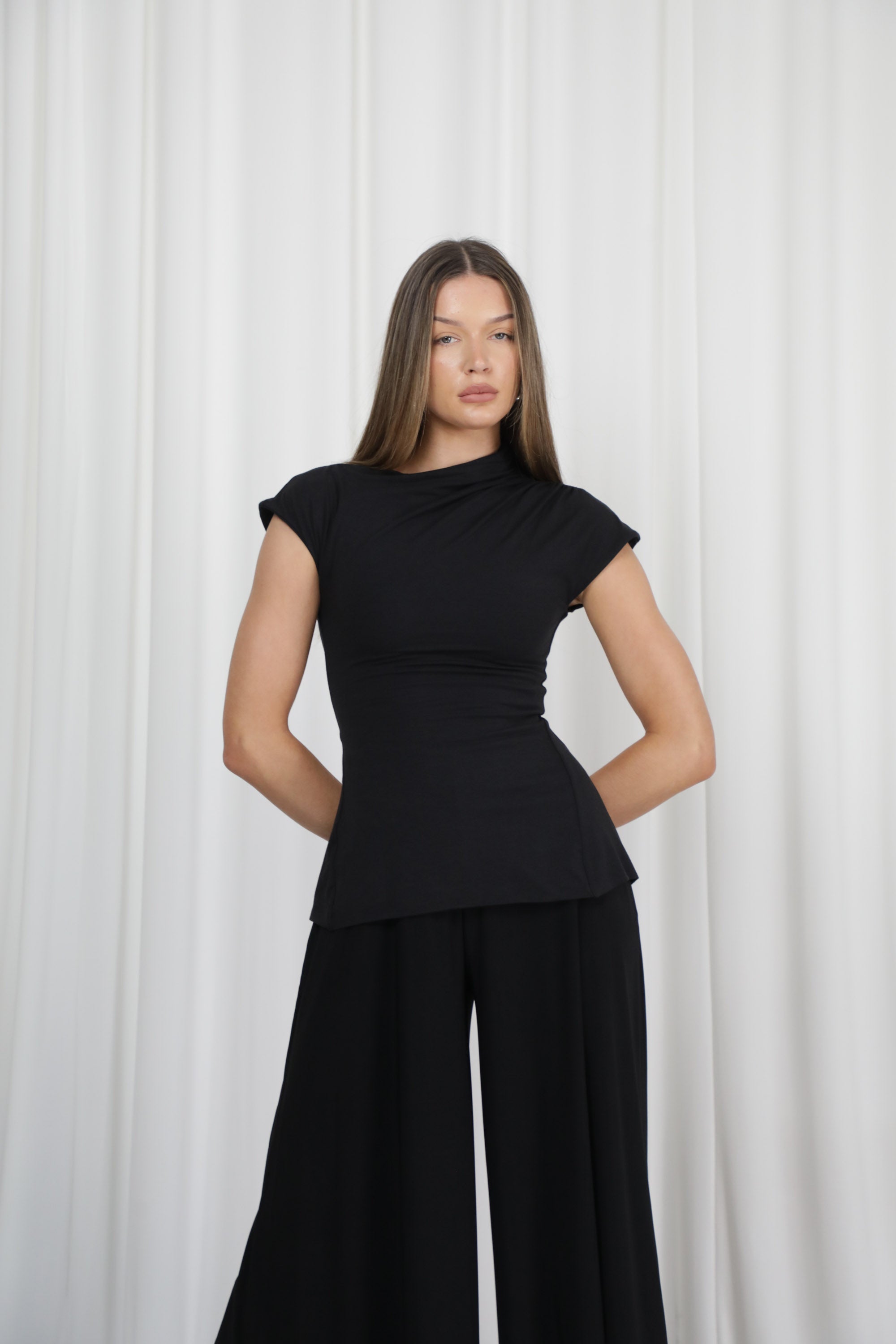Ellie – Wears a size S. Usual size: UK 8 | US 4 | EU 36. Height: 5'10" (178 cm). Bust: 83 cm. Waist: 61 cm. Hips: 91 cm. 