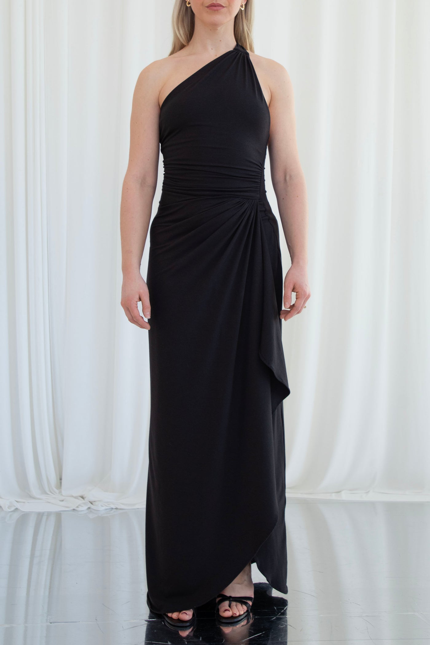 Rosie – Wears a size S. Usual size: UK 8 | US 4 | EU 36. Height: 5'3" (160 cm). Bust: 34C.
