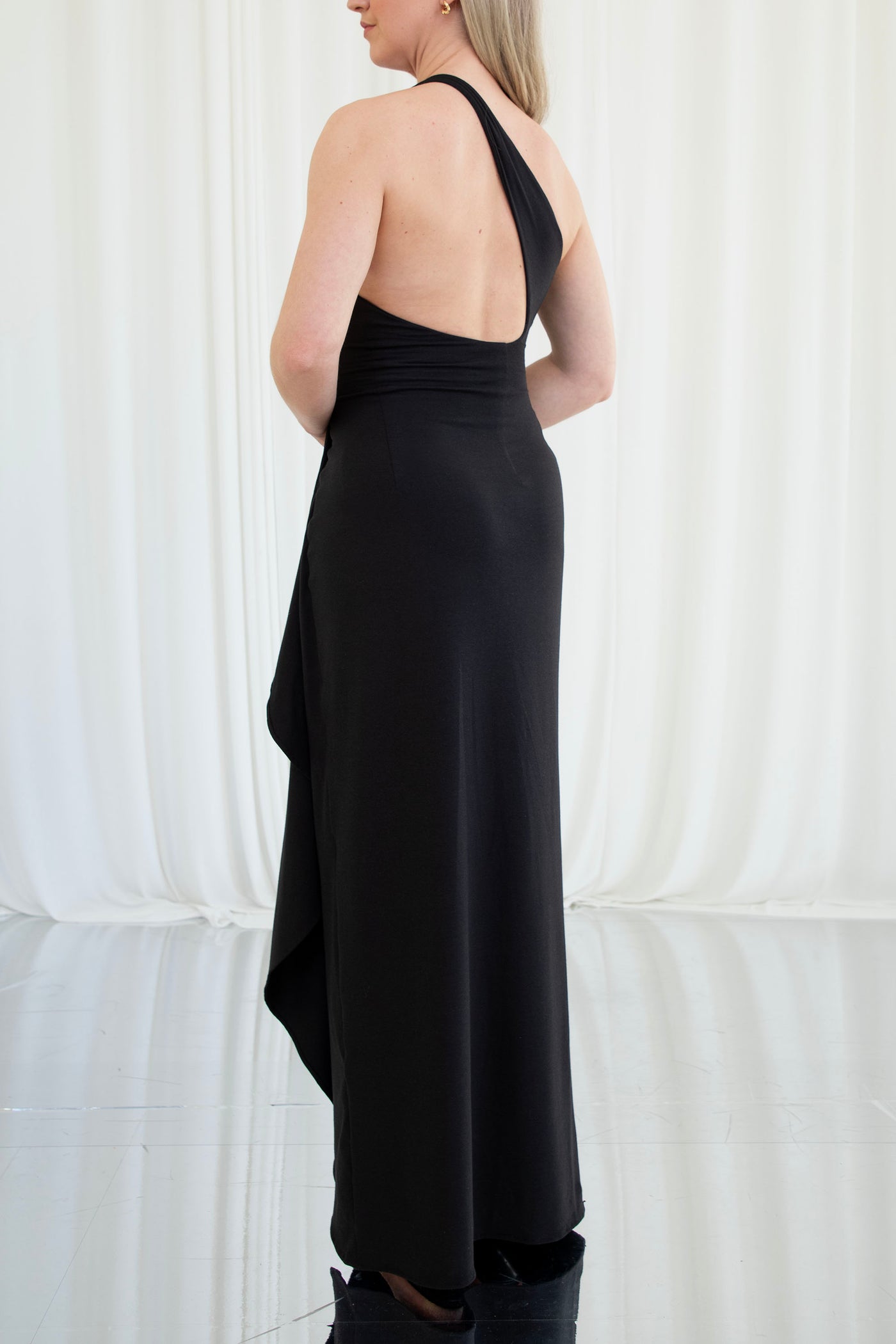 Rosie – Wears a size S. Usual size: UK 8 | US 4 | EU 36. Height: 5'3" (160 cm). Bust: 34C.
