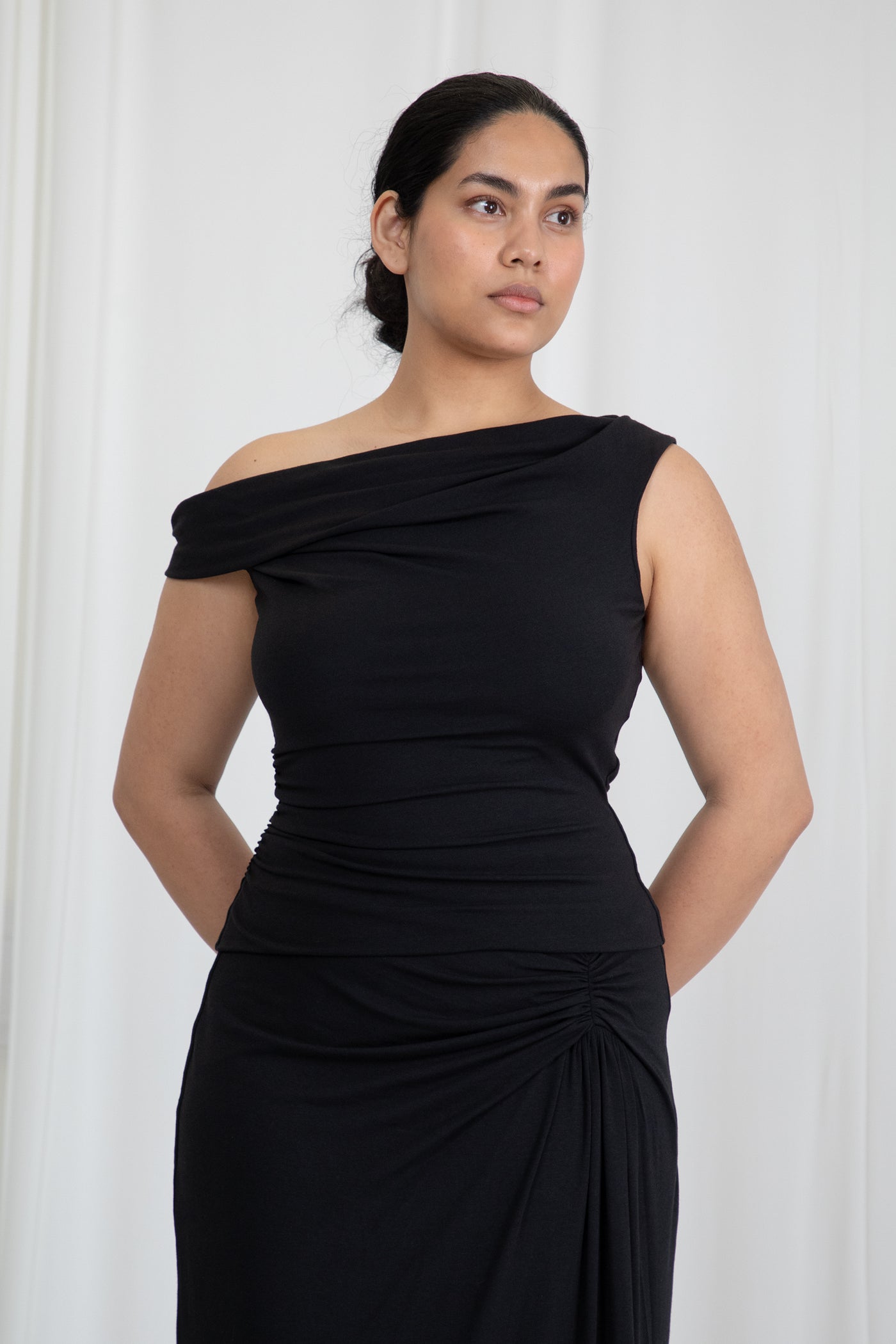 Inaara – Wears a size L. Usual size: UK 16 | US 12 | EU 44. Height: 5'9½" (176 cm). Bust: 102 cm. Waist: 82 cm. Hips: 116 cm.