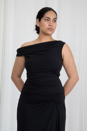 Inaara – Wears a size L. Usual size: UK 16 | US 12 | EU 44. Height: 5'9½" (176 cm). Bust: 102 cm. Waist: 82 cm. Hips: 116 cm.
