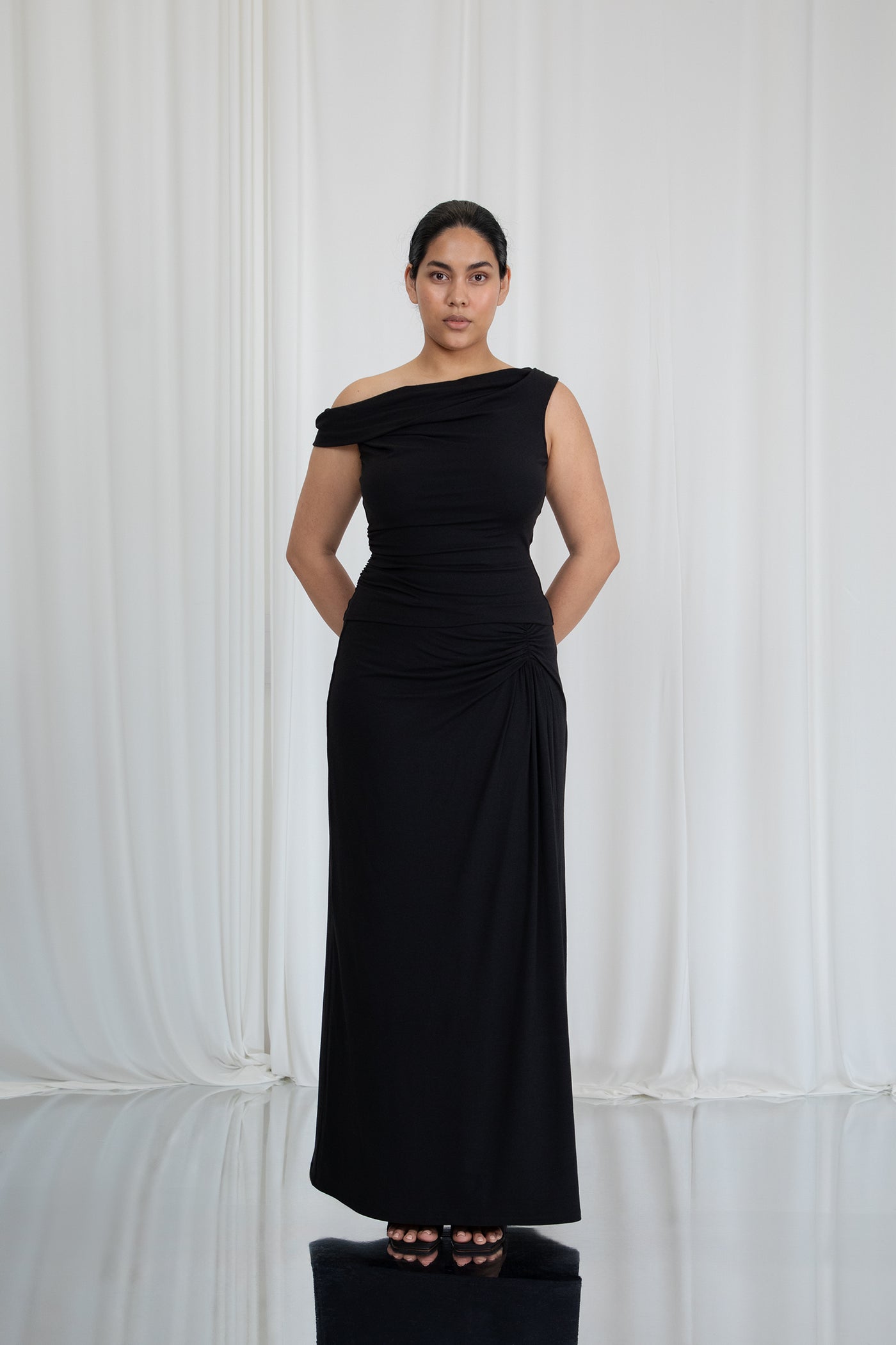 Inaara – Wears a size L. Usual size: UK 16 | US 12 | EU 44. Height: 5'9½" (176 cm). Bust: 102 cm. Waist: 82 cm. Hips: 116 cm.