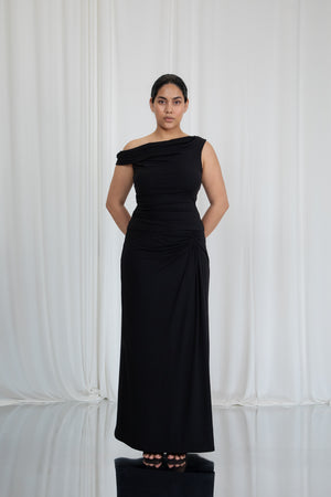 Inaara – Wears a size L. Usual size: UK 16 | US 12 | EU 44. Height: 5'9½" (176 cm). Bust: 102 cm. Waist: 82 cm. Hips: 116 cm.