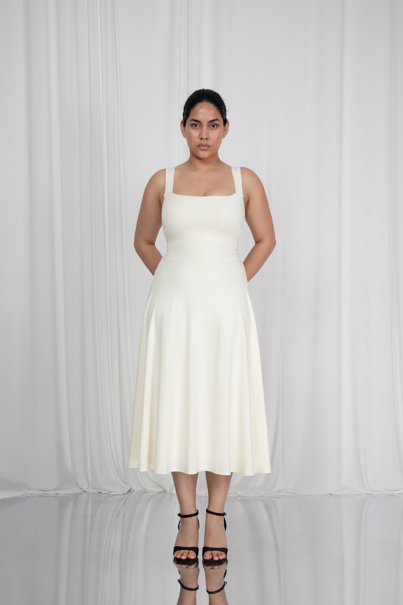 Inaara – Wears a size L. Usual size: UK 16 | US 12 | EU 44. Height: 5'9½" (176 cm). Bust: 102 cm. Waist: 82 cm. Hips: 116 cm.