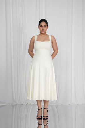 Inaara – Wears a size L. Usual size: UK 16 | US 12 | EU 44. Height: 5'9½" (176 cm). Bust: 102 cm. Waist: 82 cm. Hips: 116 cm.