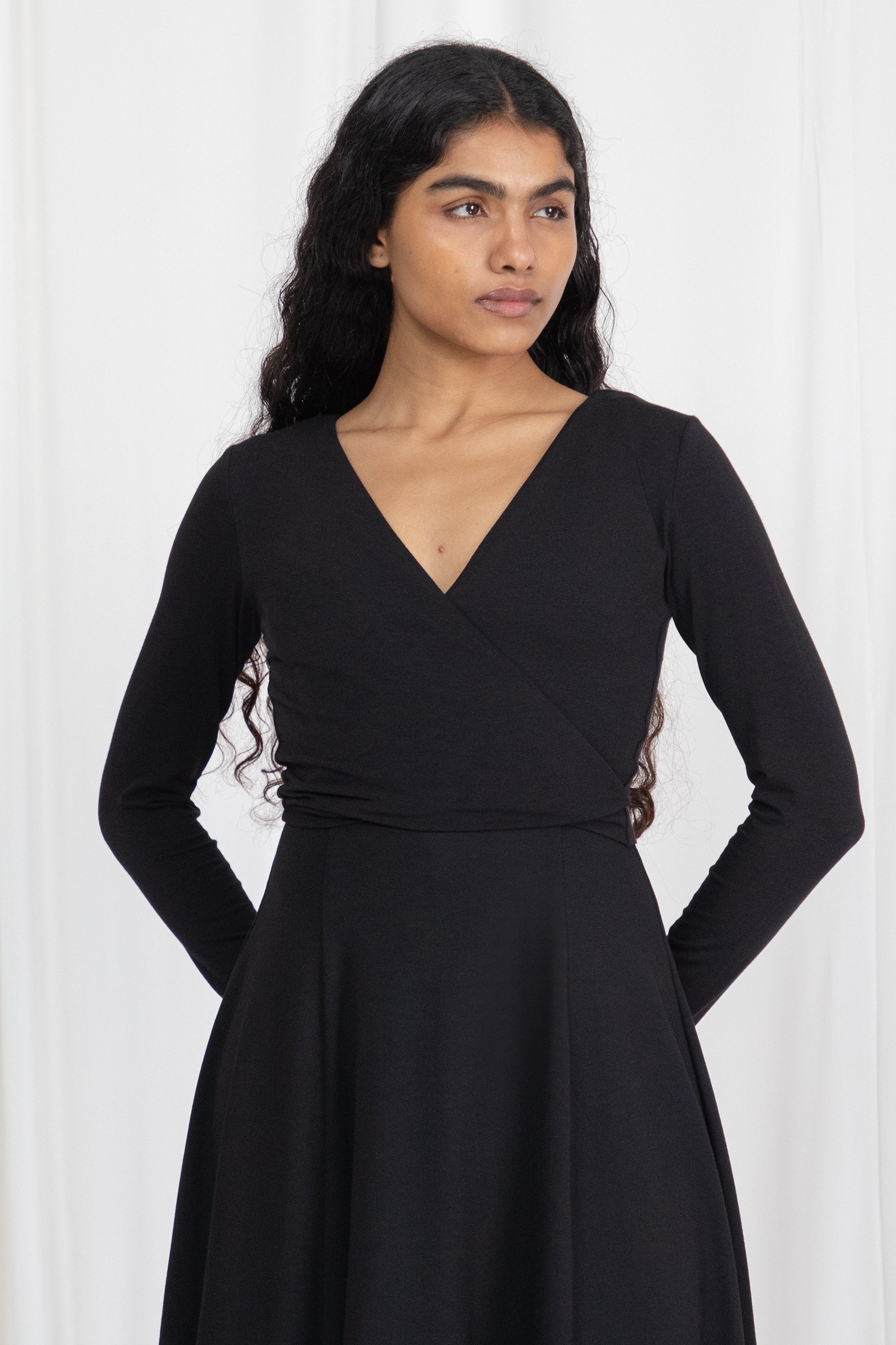 Vaishnavi – Wears a size XS. Usual size: UK 6–8 | US 2–4 | EU 34–36. Height: 5'5" (165 cm). Bust: 79 cm. Waist: 61.5 cm. Hips: 86 cm.