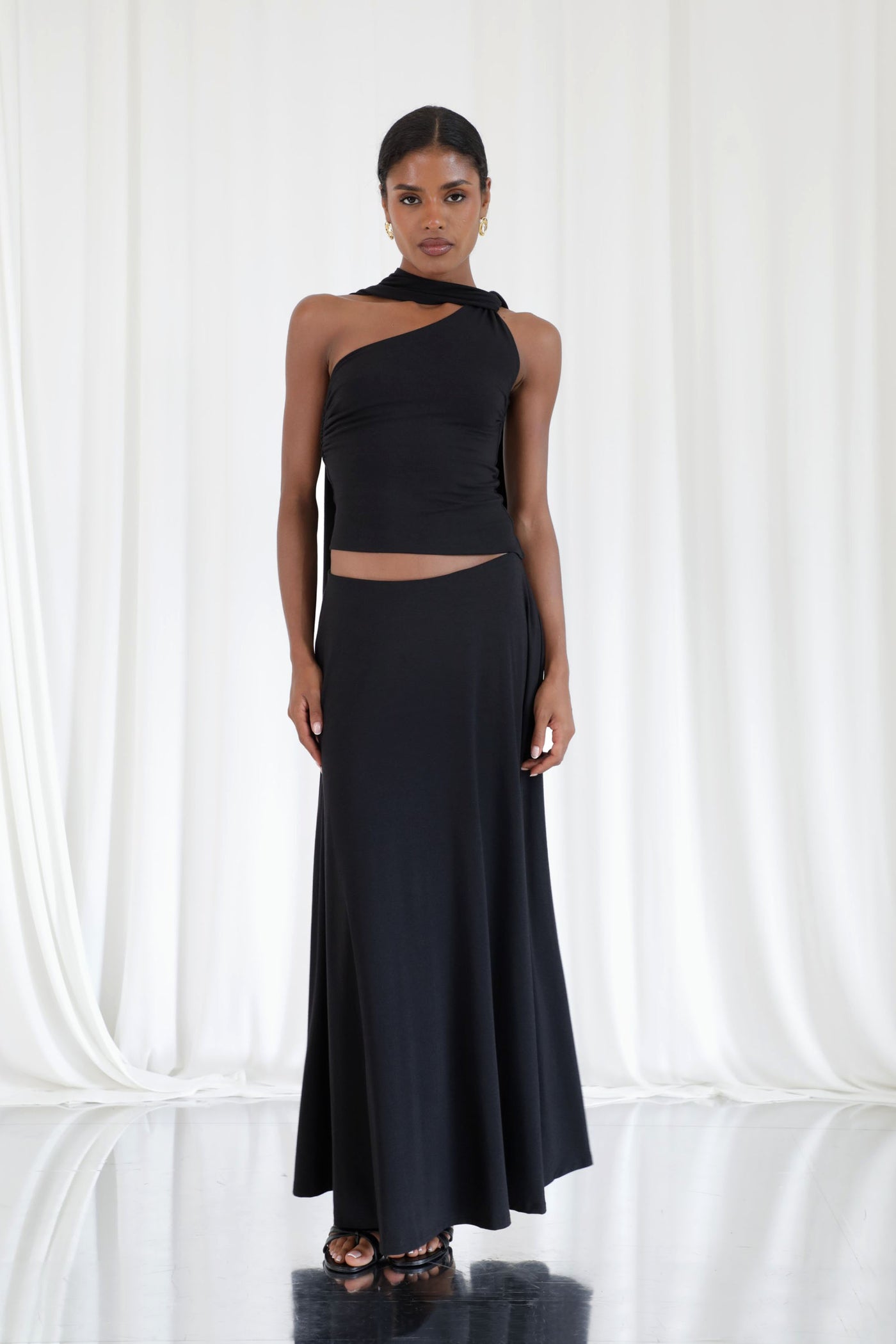 Athena – Wears a size XS. Usual size: UK 6 | US 2 | EU 34. Height: 5'4" (163 cm). Bust: 80 cm. Waist: 60 cm. Hips: 85 cm.