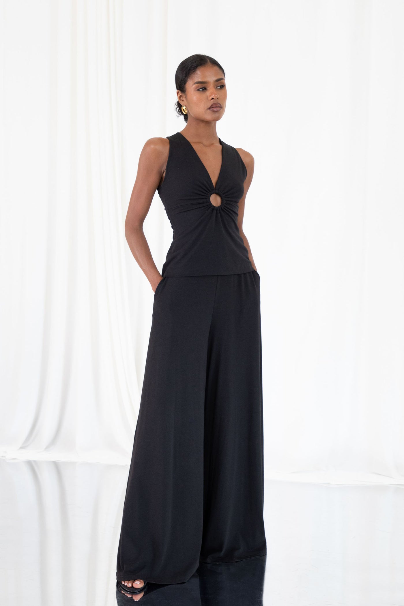 Athena – Wears a size XS. Usual size: UK 6 | US 2 | EU 34. Height: 5'4" (163 cm). Bust: 80 cm. Waist: 60 cm. Hips: 85 cm.