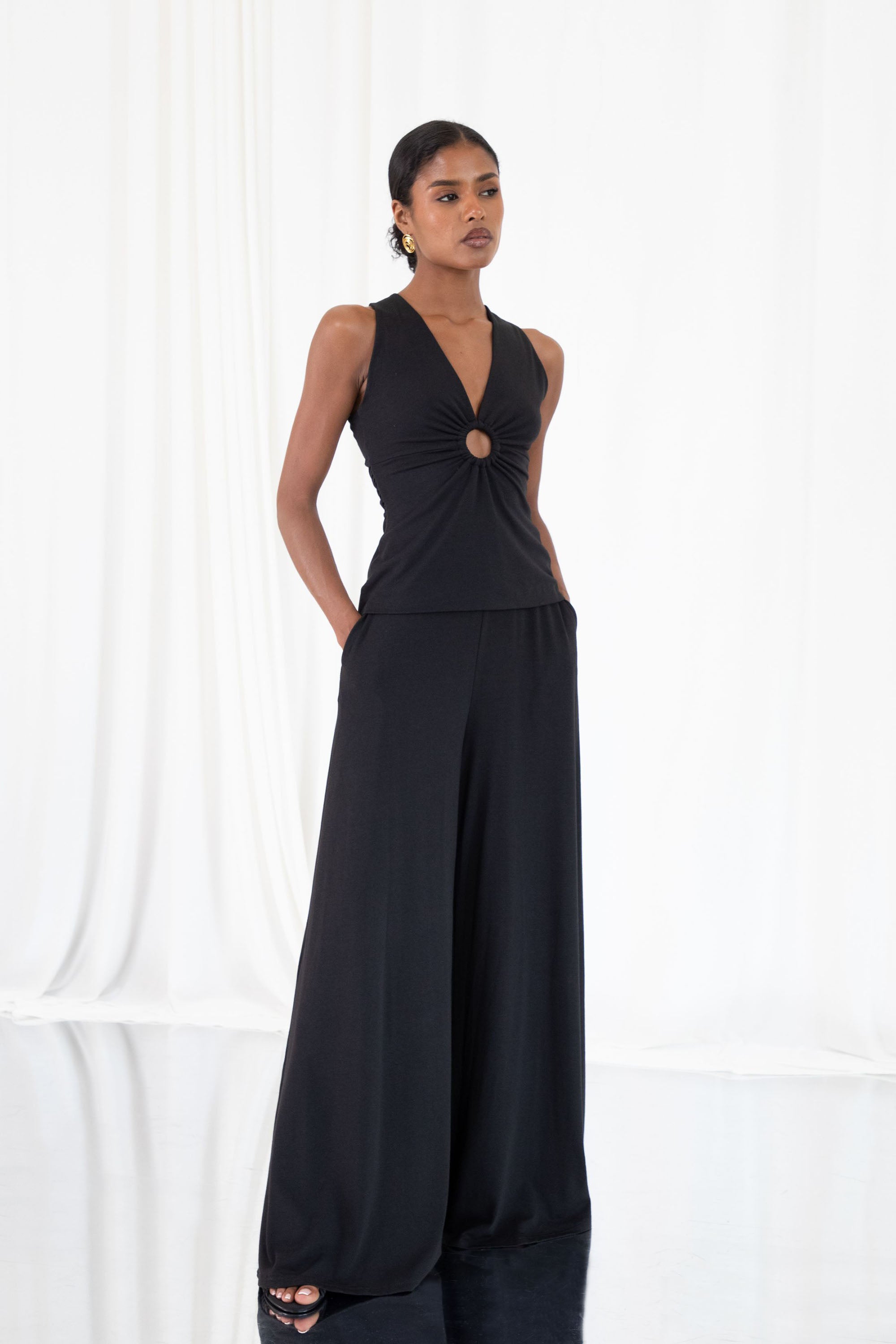 Athena – Wears a size XS. Usual size: UK 6 | US 2 | EU 34. Height: 5'4" (163 cm). Bust: 80 cm. Waist: 60 cm. Hips: 85 cm.