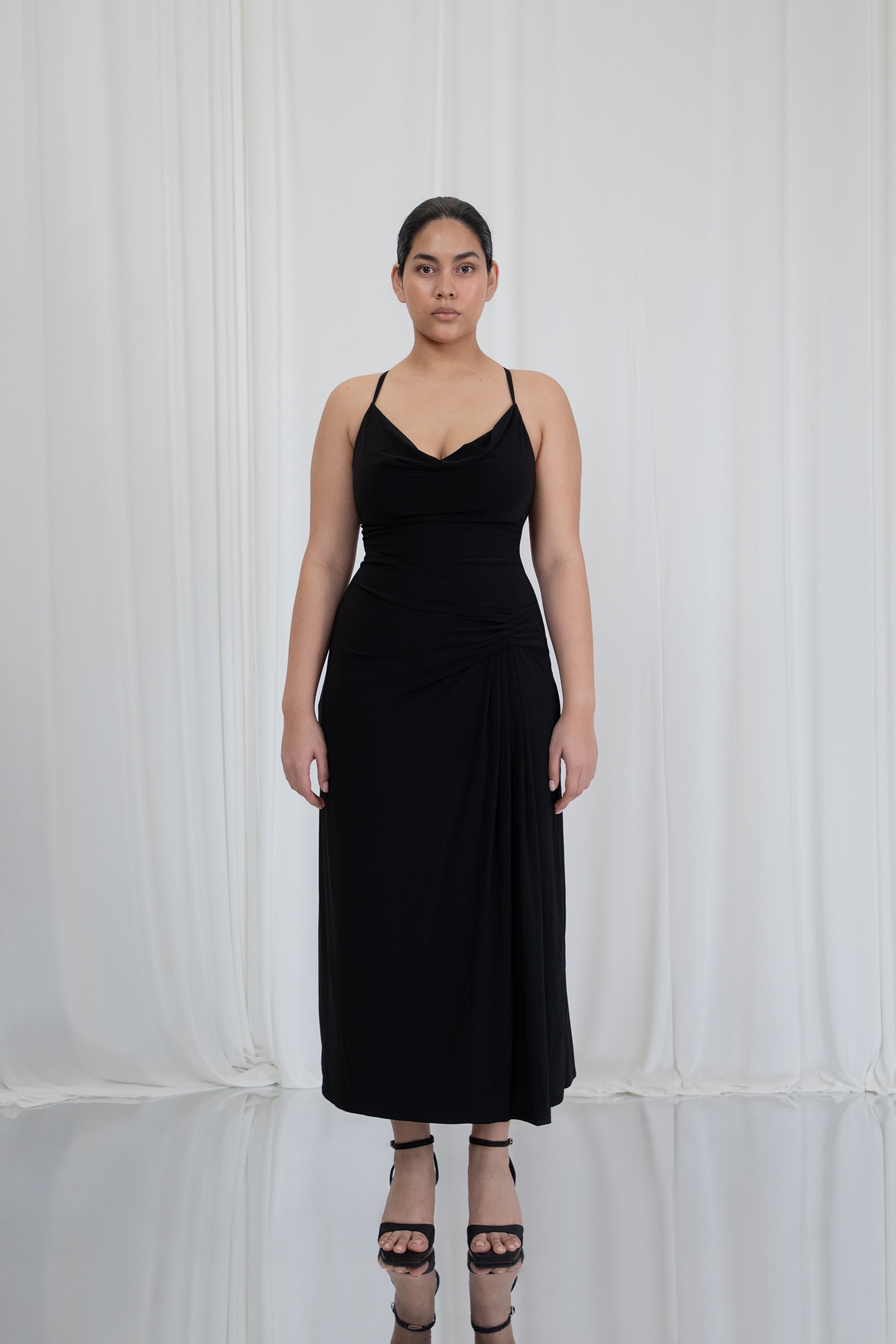 Inaara – Wears a size L. Usual size: UK 16 | US 12 | EU 44. Height: 5'9½" (176 cm). Bust: 102 cm. Waist: 82 cm. Hips: 116 cm.