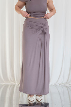 Becky – Wears a size M. Usual size: UK 12-14 | US 8-10 | EU 40-42. Height: 5'7" (170 cm). Bust: 34DD.