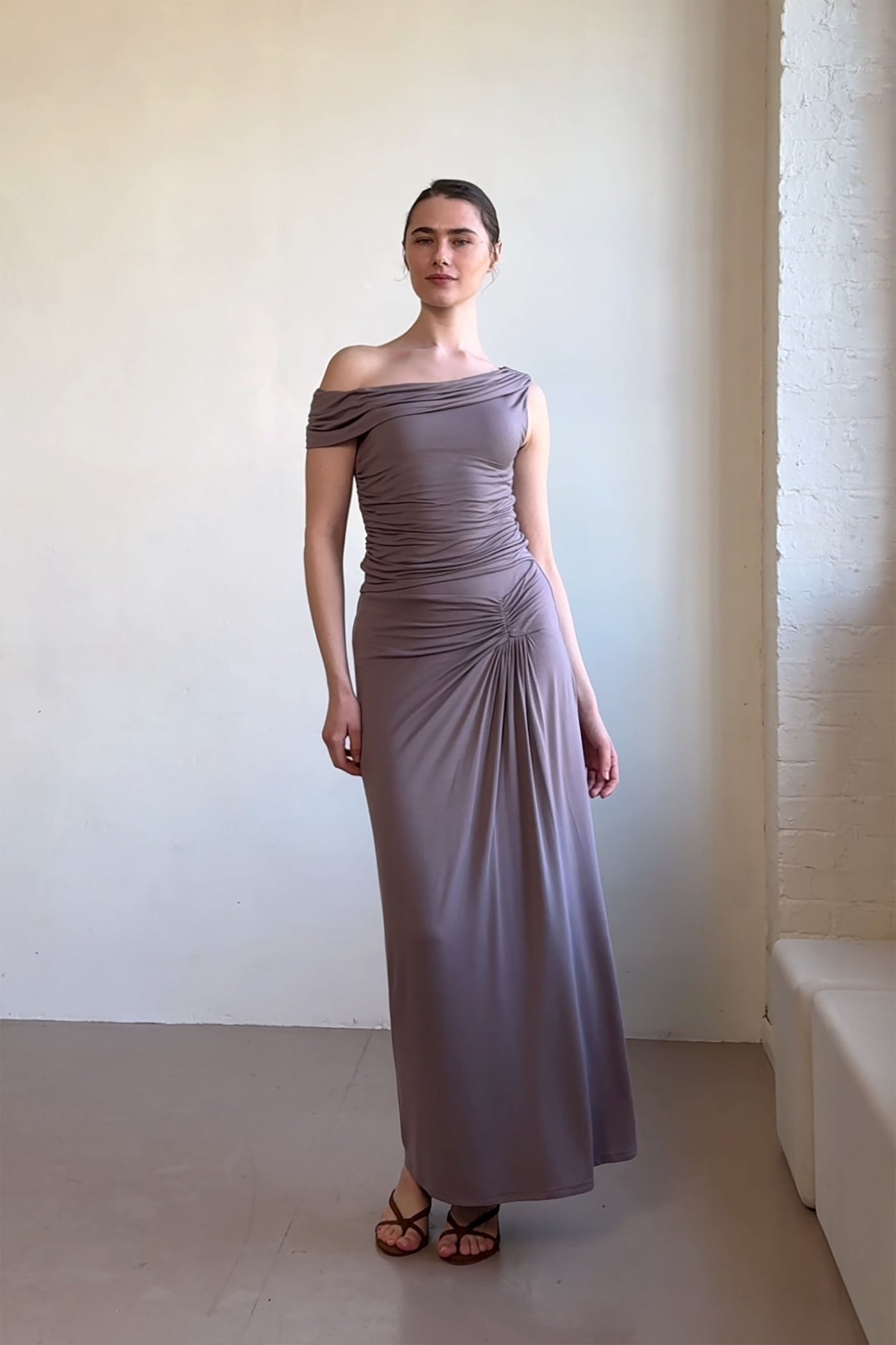 Jen - Wears a size M.  Usual size: 10 | US 6 | EU 38. Height: 5'9" (175cm). Bust: 89cm. Waist: 74cm. Hips: 108cm. 