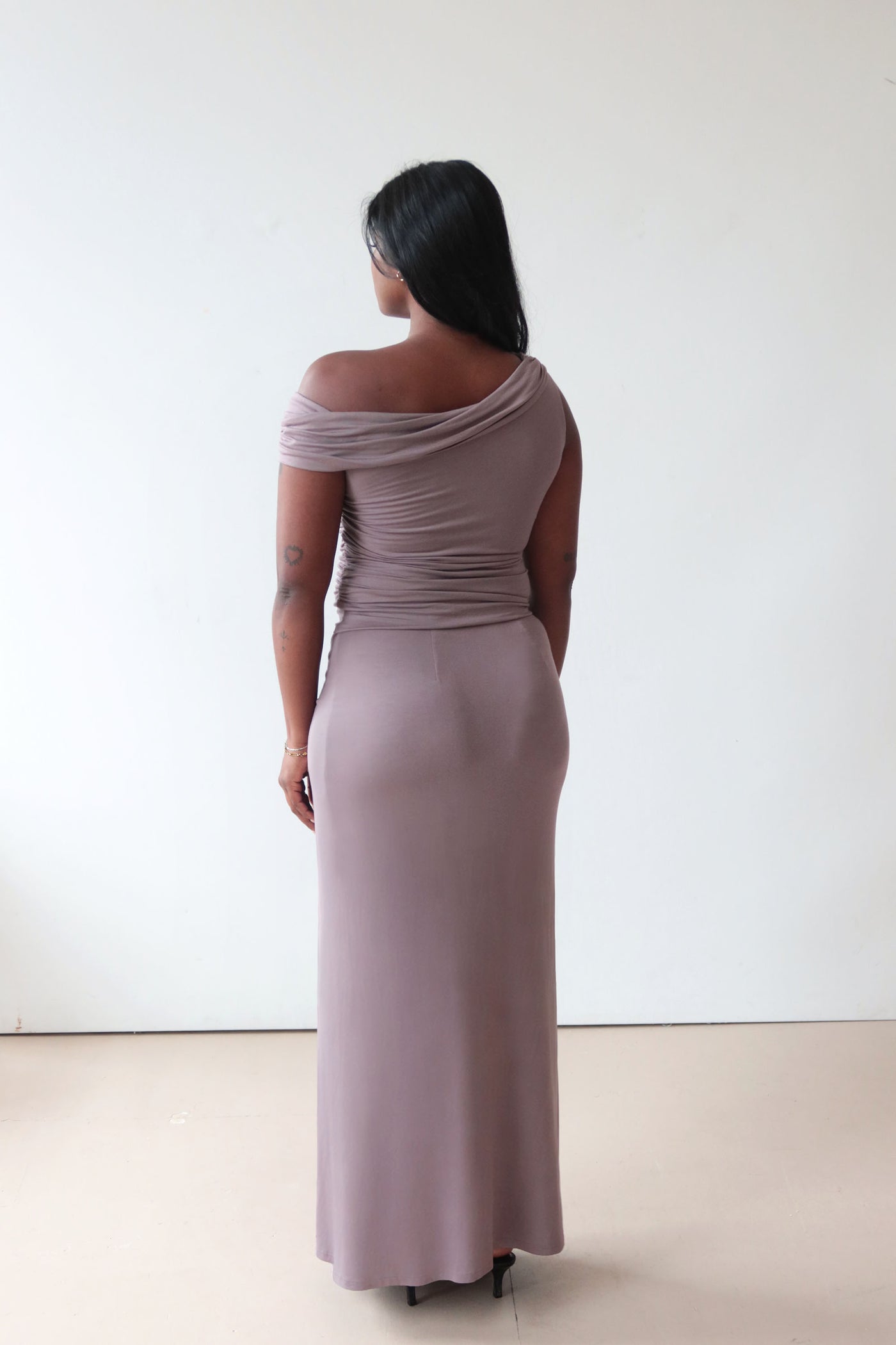 Tabitha – Wears a size M. Usual size: UK 12 | US 8 | EU 40. Height: 5'6" (167 cm). Bust: 91 cm. Waist: 76 cm. Hips: 109 cm. 