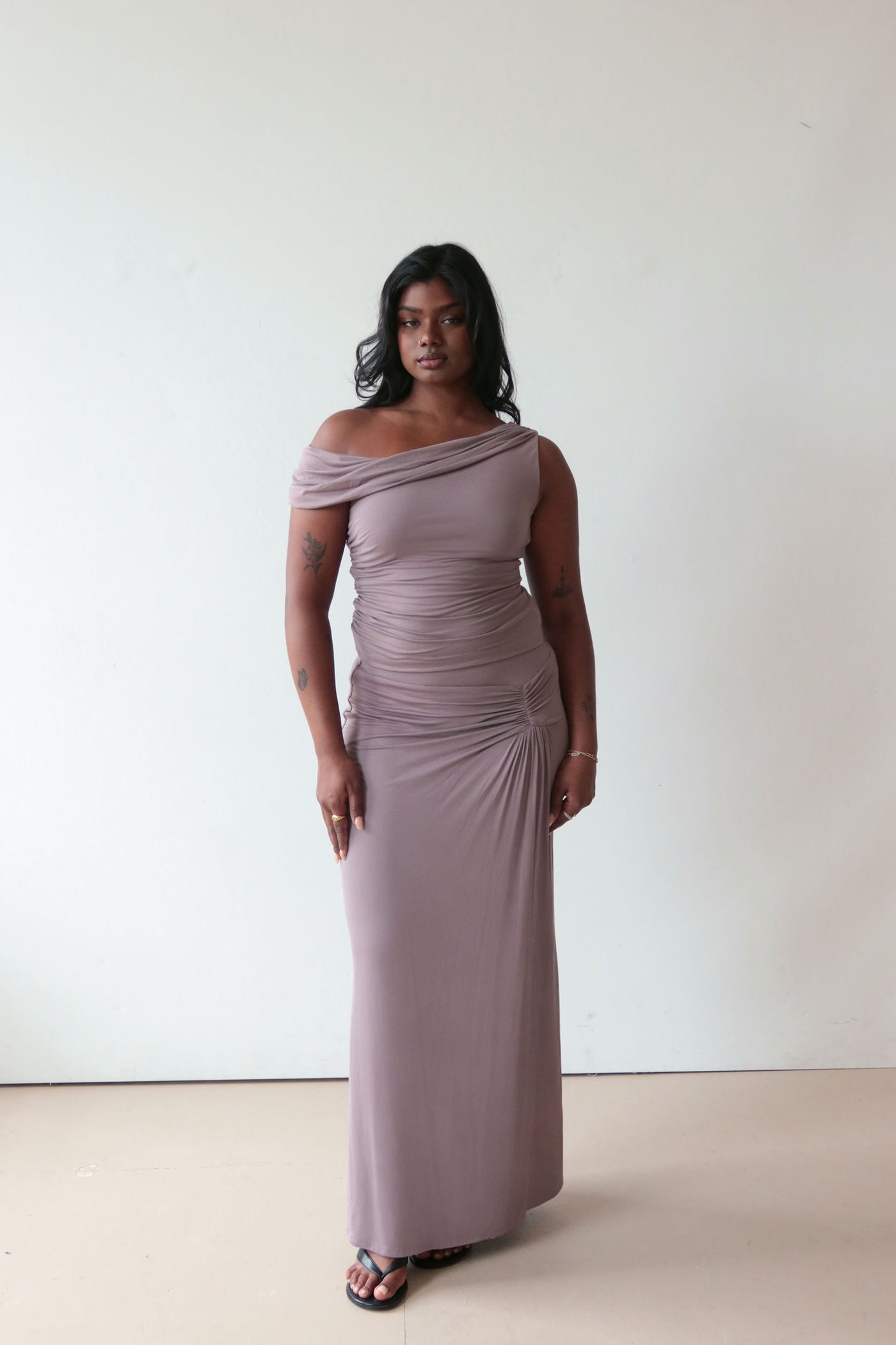 Tabitha – Wears a size M. Usual size: UK 12 | US 8 | EU 40. Height: 5'6" (167 cm). Bust: 91 cm. Waist: 76 cm. Hips: 109 cm. 