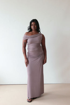 Tabitha – Wears a size M. Usual size: UK 12 | US 8 | EU 40. Height: 5'6" (167 cm). Bust: 91 cm. Waist: 76 cm. Hips: 109 cm. 