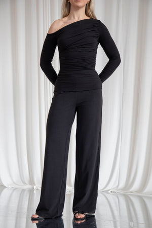 Rosie – Wears a size S. Usual size: UK 8 | US 4 | EU 36. Height: 5'3" (160 cm). Bust: 34C.