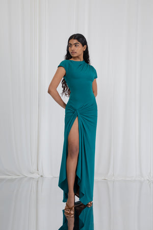Vaishnavi – Wears a size XS. Usual size: UK 6–8 | US 2–4 | EU 34–36. Height: 5'5" (165 cm). Bust: 79 cm. Waist: 61.5 cm. Hips: 86 cm.