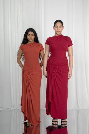 Vaishnavi – Wears a size XS. Usual size: UK 6–8 | US 2–4 | EU 34–36. Height: 5'5" (165 cm). Bust: 79 cm. Waist: 61.5 cm. Hips: 86 cm.

Inaara – Wears a size L. Usual size: UK 16 | US 12 | EU 44. Height: 5'9½" (176 cm). Bust: 102 cm. Waist: 82 cm. Hips: 116 cm.