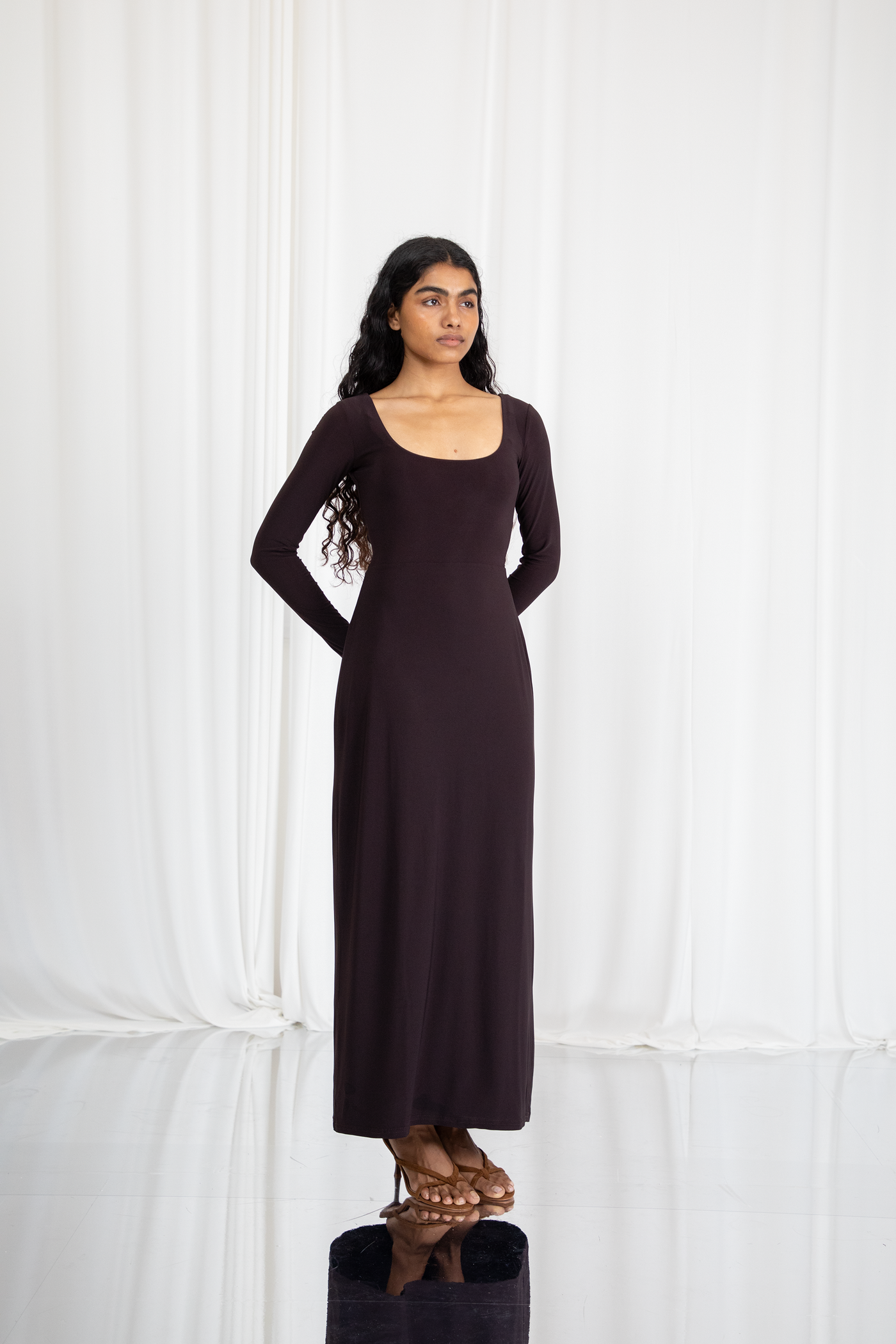 Vaishnavi – Wears a size XS. Usual size: UK 6-8 | US 2-4 | EU 34-36. Height: 5'5" (165 cm). Bust: 79 cm. Waist: 61.5 cm. Hips: 86 cm. 
